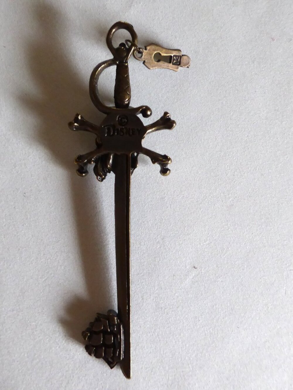 NEW VINTAGE DISNEY MAGIC KEY COLLECTION PIRATES CARIBBEAN METAL SKELETON KEY - Picture 8 of 15